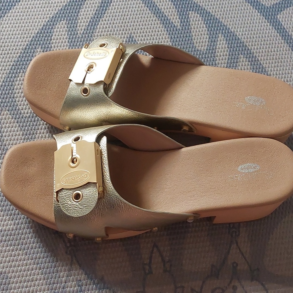 Dr Scholl's size 10M gold platform sandals